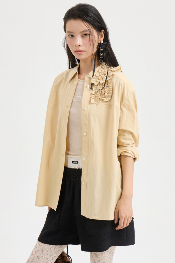 [Atelier] 프릴 포인트 셔츠 타입 블라우스 (베이지)는 캐주얼, 클래식, 로맨틱 스타일을 아우르는 여성 블라우스입니다. 베이지 컬러에 스탠다드 핏과 긴소매 디자인으로, 봄, 가을에 활용하기 좋습니다. 앞 중심 단추, 프릴 디테일, 가슴 레터링 자수가 포인트이며, 오픈 클로징 방식으로 편안하게 착용할 수 있습니다. 데이트룩, 카페룩, 모임룩 등 다양한 TPO에 잘 어울리는 아이템입니다. 프릴 넥 라인이 여성스러운 분위기를 더합니다.
