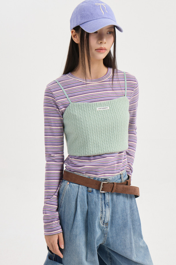 Label Point Jersey Top (라벨 포인트 저지 탑)은 뷔스티에 스타일의 크롭 기장 상의입니다. 부드러운 저지 소재에 꽈배기 조직으로 포인트를 주었으며, 민트 컬러가 산뜻한 느낌을 더합니다. 어깨끈 조절이 가능하여 핏을 조절할 수 있으며, 레이어드하여 다양한 스타일을 연출할 수 있습니다. 데이트룩, 카페룩, 봄 소풍룩 등 캐주얼하고 걸리시한 스타일을 완성해보세요. 슬림핏 디자인으로 여성스러운 실루엣을 강조합니다.
