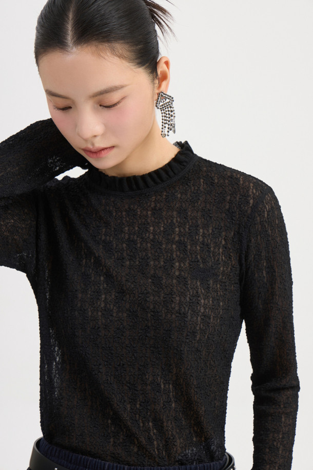 프릴 레이스 긴소매 티셔츠 (블랙)는 여성스러운 무드를 연출하는 블랙 컬러의 티셔츠입니다. 은은하게 비치는 레이스 소재와 프릴 디테일이 더해져 클래식하면서도 로맨틱한 스타일을 완성합니다. 슬림핏 디자인으로 자연스러운 실루엣을 연출하며, 신축성 있는 소재로 편안한 착용감을 선사합니다. 봄, 가을 시즌에 데이트룩, 카페룩, 모임룩 등 다양한 TPO에 활용하기 좋으며, 레이어드하여 더욱 다채로운 스타일링이 가능합니다. 라운드넥에 긴소매 디자인으로, 부드러운 촉감의 얇은 두께감으로 제작되었습니다.
