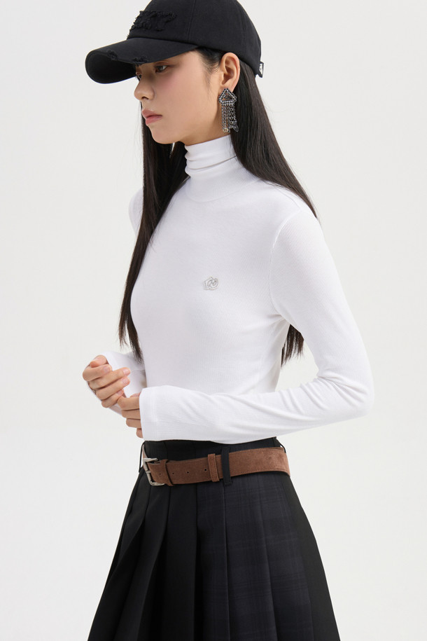 골지 터틀넥 긴소매 티셔츠 (화이트)는 가을, 겨울 시즌에 활용하기 좋은 상의입니다. 슬림핏으로 제작되어 깔끔한 실루엣을 연출하며, 신축성 좋은 소재로 편안한 착용감을 선사합니다. 베이직하고 캐주얼한 스타일로 다양한 룩에 매치하기 좋으며, 왼쪽 가슴 엠블럼 자수가 포인트입니다. 이너용으로 또는 레이어드하여 겨울 데일리룩, 출근룩, 오피스룩 등 다양한 TPO에 맞춰 미니멀, 클래식, 캐주얼 스타일을 연출할 수 있습니다.
