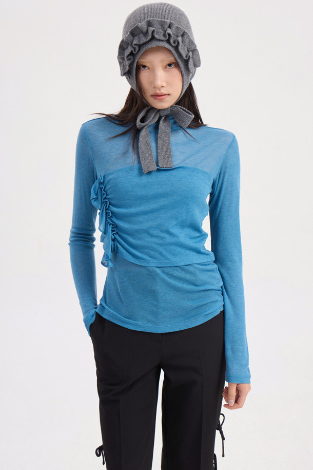 [Re-Order] 레이어드 포인트 롱 슬리브 티셔츠 (블루)는 여성스러운 무드와 캐주얼 스타일을 동시에 연출할 수 있는 긴 소매 티셔츠입니다. 부드러운 촉감과 얇은 두께감으로 봄, 가을, 겨울 시즌에 활용하기 좋으며, 라운드넥 디자인에 프릴 및 덧장 디테일이 더해져 포인트를 줍니다. 슬림핏으로 제작되어 여성스러운 실루엣을 강조하며, 데이트룩, 출근룩 등 다양한 TPO에 매치하기 좋습니다. 울, 텐셀 소재와 후라이스 소재의 조합으로 편안하면서도 세련된 스타일을 완성합니다.
