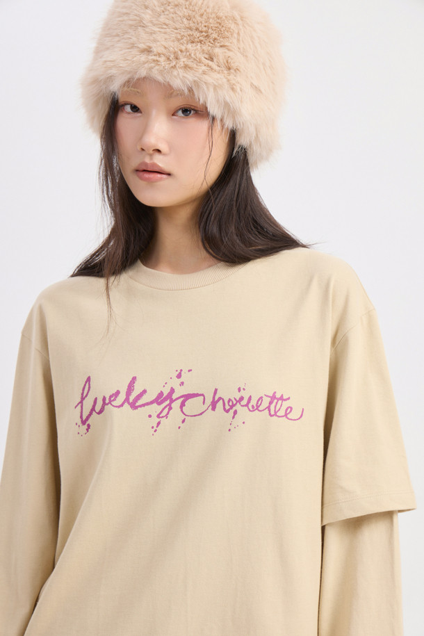 라이트 베이지 컬러의 레터링 포인트 루즈핏 롱 슬리브 티셔츠입니다. 부드러운 면 소재로 제작되어 편안한 착용감을 선사하며, 캐주얼한 스타일을 연출하기 좋습니다. 라운드넥 디자인에 언밸런스 소매 디테일과 슬로건 프린트가 포인트로 더해져 유니크함을 더했습니다. 봄, 가을 시즌 산책룩 또는 봄 소풍룩으로 활용하기 좋으며, 캐주얼, 미니멀, 클래식 스타일을 즐겨 입는 여성분들께 추천합니다. 루즈핏으로 편안하게 착용 가능하며, 레귤러 기장으로 다양한 하의와 매치하기 용이합니다.
