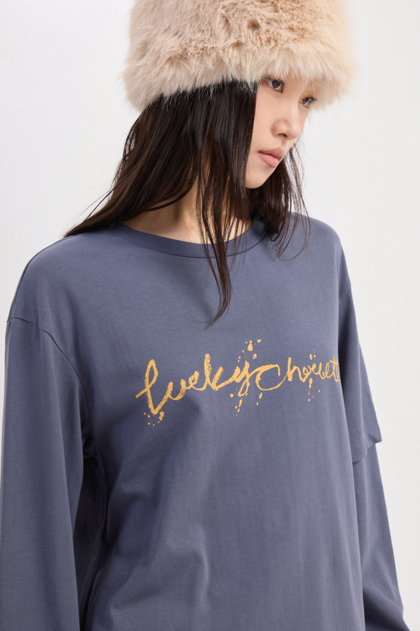 다크 블루 컬러의 레터링 포인트 루즈핏 긴소매 티셔츠입니다. 부드러운 면 소재로 제작되어 편안한 착용감을 선사하며, 일상에서 캐주얼하고 베이직한 스타일을 연출하기 좋습니다. 언밸런스 소매 디테일과 슬로건 프린트가 돋보이는 디자인으로, 산책룩이나 집콕룩 모두 잘 어울립니다. 넉넉한 루즈핏으로 편안함을 더했으며, 봄, 가을 시즌에 활용하기 좋은 아이템입니다. 라운드넥 디자인으로 어떤 스타일에도 쉽게 매치할 수 있습니다.
