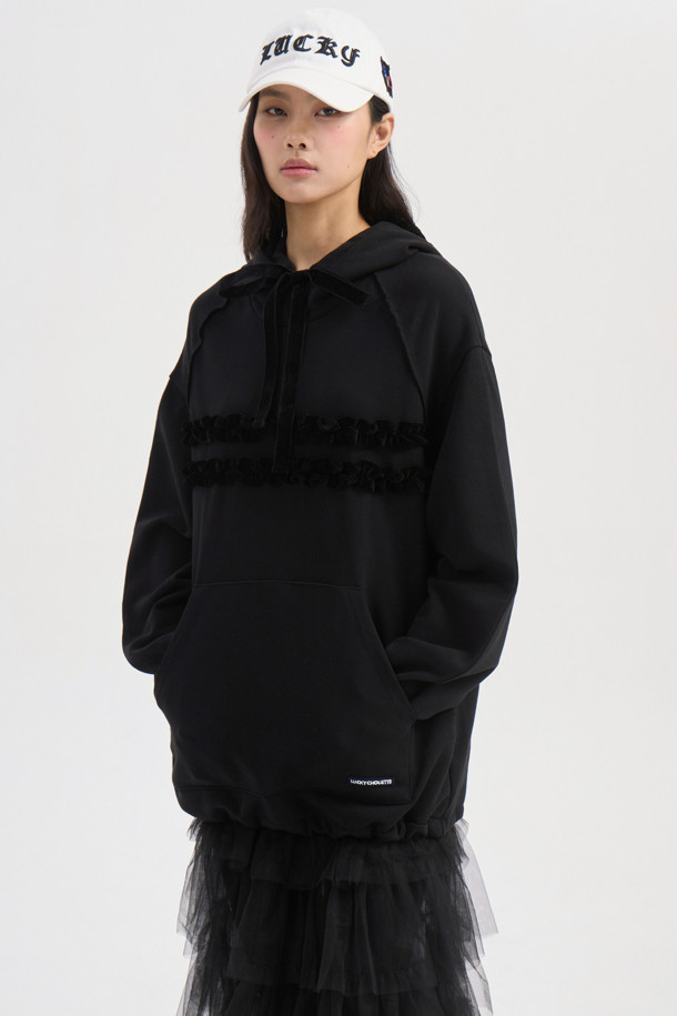 프릴 포인트 루즈핏 후드 티셔츠 (블랙)는 여성 고객을 위한 캐주얼 스타일의 후드 티셔츠입니다. 솔리드 3단 쮸리 면 소재로 제작되어 편안한 착용감을 제공하며, 봄, 가을에 적합합니다. 루즈핏으로 활동성을 높였으며, 프릴 디테일과 캥거루 포켓, 레터링 자수 디자인으로 포인트를 더했습니다. 산책룩, 집콕룩 등 다양한 TPO에 활용 가능하며, 미니멀한 스타일 연출에도 용이합니다. 긴 소매 기장의 무지 디자인으로 어떤 하의와도 쉽게 매치할 수 있습니다.
