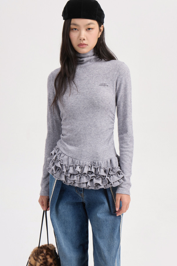 프릴 포인트 메탈 롱 슬리브 티셔츠 (그레이)는 여성스러운 무드와 캐주얼 스타일을 동시에 연출할 수 있는 티셔츠입니다. 부드러운 터틀넥 디자인에 슬림핏으로 제작되어 세련된 실루엣을 선사하며, 메탈 소재가 혼방되어 은은한 광택과 고급스러운 느낌을 더합니다. 봄, 가을, 겨울 세 계절 모두 활용 가능하며, 출근룩이나 모임룩 등 다양한 TPO에 매치하기 좋습니다. 무지 디자인에 프릴 디테일이 포인트로 더해져 클래식하면서도 미니멀한 스타일을 완성합니다. 긴 소매 기장으로 간절기에도 따뜻하게 착용할 수 있습니다.
