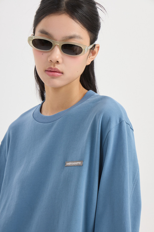 헤 라인 프릴 스웨트셔츠 (블루)는 산뜻한 블루 컬러와 부드러운 면 소재로 제작되어 봄, 가을 시즌에 활용하기 좋은 아이템입니다. 캐주얼한 무드를 연출하며 데이트룩, 봄 소풍룩에 적합합니다. 크롭 기장의 루즈핏으로 편안하면서도 스타일리시하게 연출할 수 있으며, 밑단 프릴 디테일이 여성스러운 포인트를 더합니다. 얇은 두께감과 라운드넥 디자인으로 간절기에도 부담 없이 착용 가능하며, 미니멀한 스타일을 즐기는 분들께 추천합니다.
