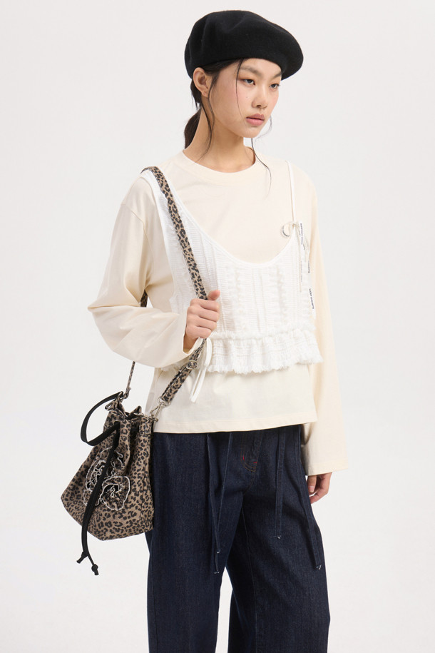 부드러운 면 소재의 '뷔스티에' 롱 슬리브 티셔츠입니다. 가볍고 얇은 두께감으로 봄, 가을 시즌에 활용하기 좋으며, 라운드넥과 긴 소매 디자인으로 여성스러운 무드를 연출합니다. 셔링 뷔스티에 디테일이 포인트이며, '실켓' 가공 처리된 싱글 져지 소재로 부드러운 촉감을 선사합니다. 스탠다드핏 또는 루즈핏으로 편안하게 착용 가능하며, 일상 및 데이트룩, 캐주얼 및 미니멀 스타일 연출에 적합합니다. 라이트 베이지 컬러로 다양한 하의와 매치하기 좋습니다.
