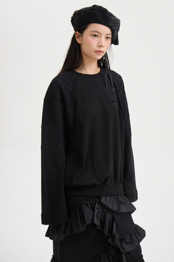 [Atelier] 레이스 패치 루즈핏 스웨트 티셔츠 (블랙)는 캐주얼하면서도 페미닌한 스타일을 연출하는 여성 의류입니다. 부드러운 져지 소재와 레이스 패치워크 디테일이 돋보이며, 라운드넥과 긴 소매 디자인으로 편안한 착용감을 선사합니다. 일상 룩, 특히 데이트룩에 적합하며 루즈핏으로 활동성을 높였습니다. 가슴 부분의 아틀리에 프린트가 특징이며, 진한 컬러 특성상 이염에 유의하여 착용해야 합니다.
