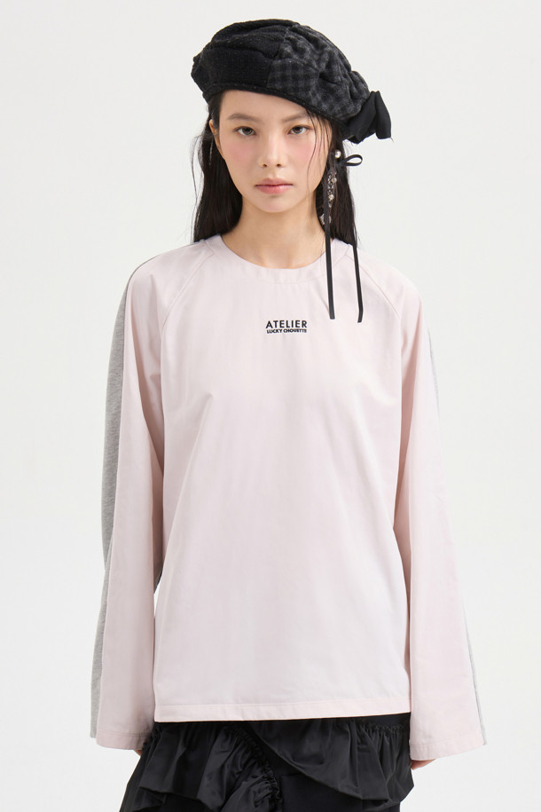 [Atelier] 우븐 믹스 롱 슬리브 티셔츠 (라이트 핑크)는 여성스러운 무드의 티셔츠입니다. 우븐과 미니 쮸리 소재를 혼방하여 바스락거리는 촉감과 은은한 광택감을 선사합니다. 라운드넥에 루즈핏으로 편안하게 착용 가능하며, 앞 중심의 아틀리에 자수 로고가 포인트입니다. 데이트룩이나 카페룩에 잘 어울리는 캐주얼, 스마트 캐주얼 스타일의 아이템으로, 봄, 가을에 활용하기 좋습니다. 블라우스처럼 여성스러운 분위기를 연출해보세요.

