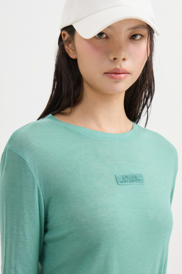 [Atelier] 자수 포인트 슬림핏 긴팔 티셔츠 (green)는 부드러운 촉감의 울, 텐셀 혼방 소재로 제작되어 봄, 가을에 착용하기 좋습니다. 슬림핏 디자인과 라운드넥으로 캐주얼하고 베이직한 스타일을 연출하며, 레이스 테이프 디테일과 아틀리에 자수 포인트가 특징입니다. 데이트룩, 카페룩 등 다양한 TPO에 활용 가능하며, 이너용 티셔츠로도 적합하여 활용도가 높습니다. 그린 컬러로 세련된 느낌을 더해 클래식, 미니멀 스타일을 즐기는 분들께 추천합니다.
