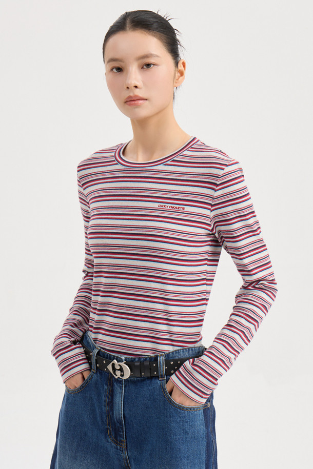 [Re-Order] 스트라이프 슬림핏 긴팔 티셔츠 (레드)는 캐주얼하고 베이직한 스타일의 긴팔 티셔츠입니다. 봄, 가을에 어울리는 슬림핏 디자인으로, 데이트룩이나 봄 소풍룩에 매치하기 좋습니다. 부드러운 신축성 좋은 소재로 제작되어 편안한 착용감을 선사합니다. 가슴 부분의 레터링 자수 포인트와 뒷넥 개발 라벨이 돋보이며, 레드 컬러의 스트라이프 패턴이 돋보입니다. 미니멀한 스타일을 선호하는 분들께 추천합니다.
