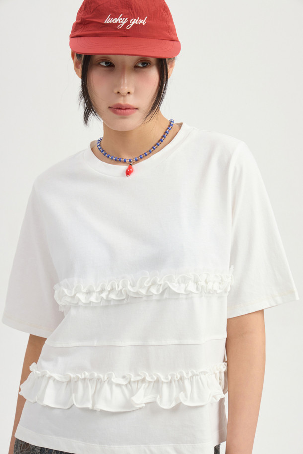 프릴 포인트 반소매 티셔츠는 여성스러운 무드를 연출해 주는 캐주얼 스타일의 반팔 티셔츠입니다. 라운드넥 디자인에 스탠다드핏 또는 루즈핏으로 편안하게 착용 가능하며, 봄, 여름 시즌에 적합합니다. 화이트 색상에 무지 패턴으로 어떤 하의와도 쉽게 매치할 수 있습니다. 메쉬 배색과 엠블럼 자수, 프릴 디테일이 더해져 포인트를 더했습니다. 동네 마실룩, 여행룩 등 다양한 상황에서 웨어러블하게 활용할 수 있습니다.
