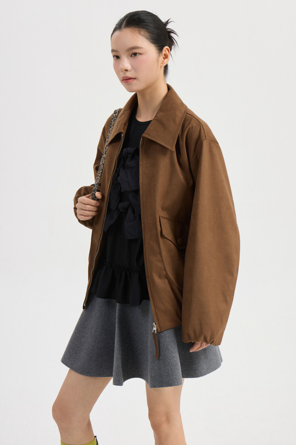 페이크 스웨이드 카라 점퍼(camel)는 가을, 겨울에 어울리는 여성용 점퍼입니다. 부드러운 촉감의 스웨이드 소재에 오버핏 디자인으로, 캐주얼 및 빈티지 스타일을 연출합니다. 힙선을 덮는 기장에 지퍼 여밈 방식이며, 밑단 밴딩과 양옆 아웃포켓, 안감 처리가 되어 있습니다. 데일리룩, 동네 마실룩, 산책룩 등 다양한 상황에서 활용하기 좋으며, 캐주얼, 클래식, 미니멀 스타일을 즐겨 입는 분들께 추천합니다.
