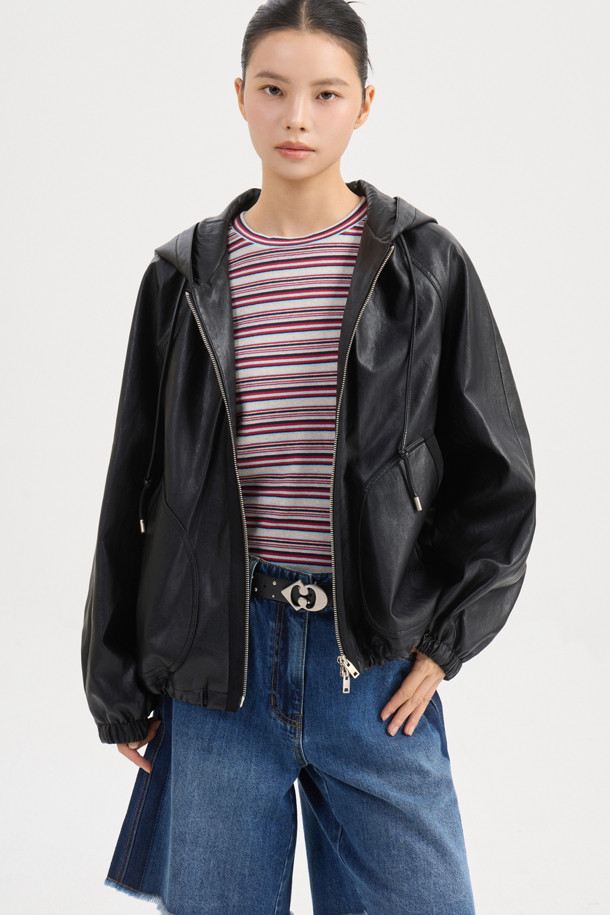 [Re-Order] 페이크 레더 후드 점퍼 (블랙)는 가을, 겨울 시즌에 어울리는 여성용 점퍼입니다. 루즈핏으로 제작되어 편안한 착용감을 선사하며, 지퍼형 여밈 방식으로 간편하게 착용할 수 있습니다. 블랙 컬러에 로고 패턴이 더해져 캐주얼하고 스트릿한 무드를 연출합니다. 두꺼운 두께감의 인조가죽과 페이크 스웨이드 배색으로 고급스러움을 더했으며, 긴 소매와 후드 디자인이 특징입니다. 겨울 데일리룩, 쇼핑룩, 산책룩 등 다양한 TPO에 활용할 수 있습니다.
