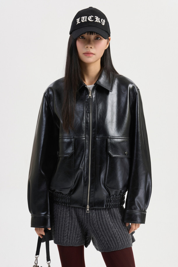 페이크 레더 카라 점퍼 (블랙)는 가을, 겨울 시즌에 어울리는 여성용 아우터입니다. 캐주얼, 스트릿 스타일을 연출하기 좋으며, 넉넉한 레귤러핏으로 편안하게 착용할 수 있습니다. 블랙 컬러의 무지 디자인에, 인조가죽 소재와 두꺼운 두께감으로 따뜻함을 더했습니다. 칼라 디테일, 지퍼 슬라이더 장식, 가슴 포켓, 스냅 버튼, 밑단 밴딩, 럭키 로고 안감 등 다양한 특징을 갖춘 블루종 스타일의 점퍼입니다. 겨울 데일리룩, 쇼핑룩, 모임룩에 활용하기 좋은 아이템입니다.
