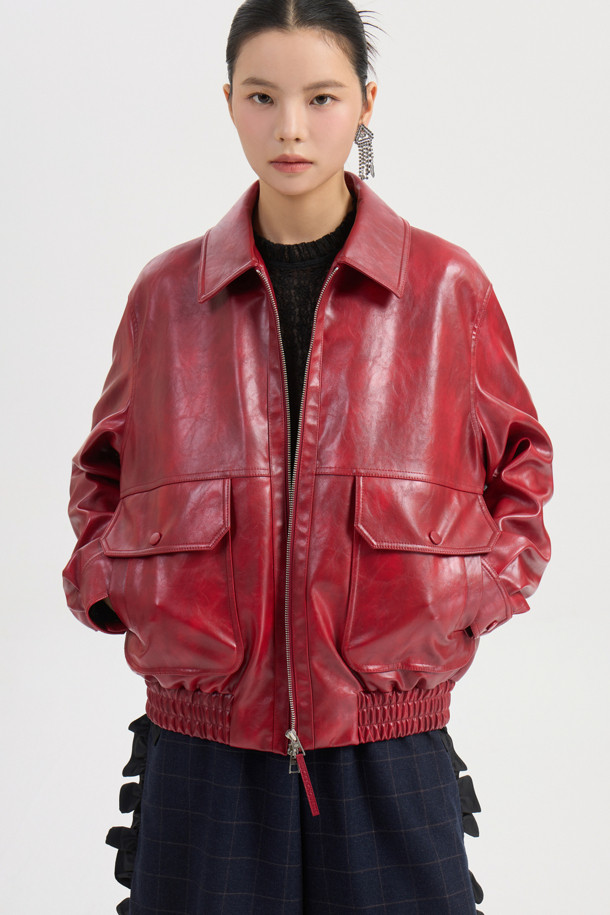 페이크 레더 카라 점퍼 (레드)는 캐주얼, 스트릿 스타일을 즐기는 여성들을 위한 크롭 기장의 인조 가죽 점퍼입니다. 봄, 가을에 적합하며, 부드러운 촉감의 소재로 제작되어 편안하게 착용할 수 있습니다. 지퍼형 여밈 방식에 밑단 이밴드 블루종 디자인으로 활동성을 높였으며, 워시드 가공과 래키 (LUCKY) 로고 안감, 가슴 포켓 스냅 디테일이 특징입니다. 데이트룩, 쇼핑룩 등 다양한 TPO에 맞춰 미니멀한 스타일링을 연출해보세요. 루즈핏으로 편안하면서도 멋스러운 핏을 선사합니다.
