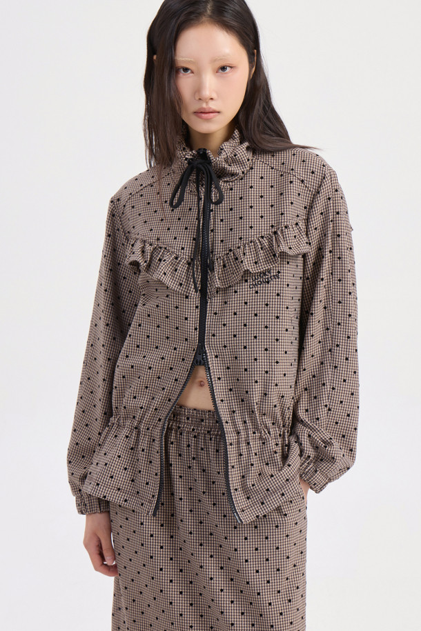 **[Re-Order] 프릴 디테일 체크 점퍼**

러블리함과 캐주얼 무드를 동시에 연출하는 여성 점퍼입니다. 가을, 겨울 시즌에 어울리는 두꺼운 두께감의 플리스 소재로 제작되어 부드러운 촉감을 선사합니다. 체크 패턴과 허리 스트링, 벌룬 핏으로 사랑스러운 분위기를 더하며, 투웨이 지퍼와 긴 소매, 프릴 디테일이 돋보입니다. 안감에는 LUCKY 로고 패턴과 솔리드 소매 안감을 사용하여 포인트를 주었습니다. 데이트룩, 산책룩 등 다양한 일상 스타일을 연출해보세요.
