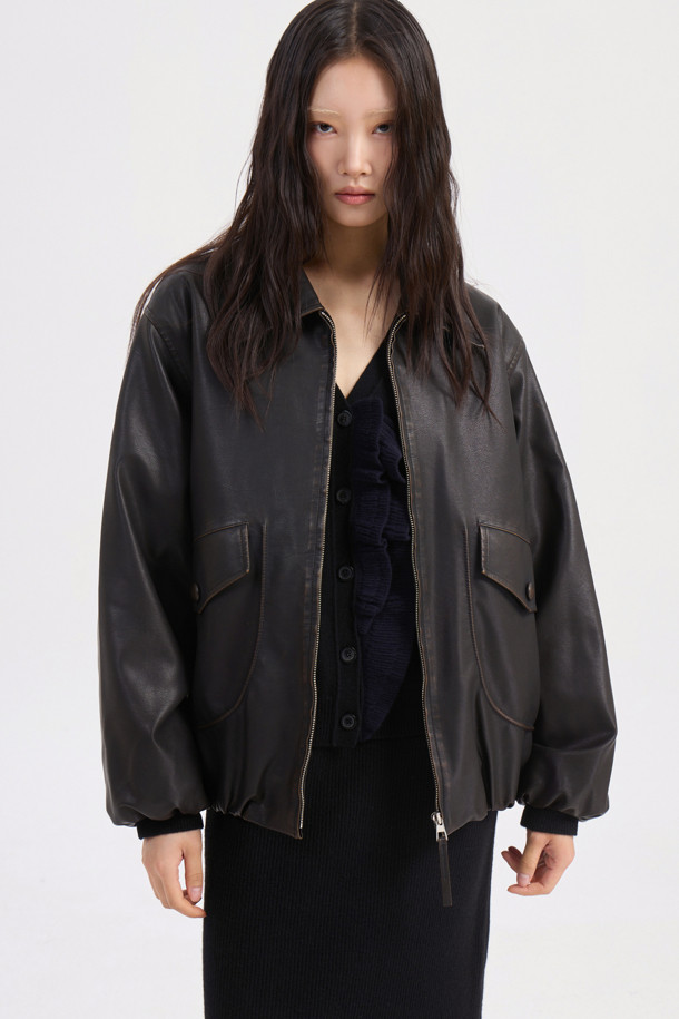 다크 브라운 컬러의 워싱 페이크 레더 카라 점퍼입니다. 힙 기장의 오버핏 블루종 스타일로, 가을과 겨울에 따뜻하게 착용할 수 있습니다. 겉감은 인조가죽 소재이며, 두꺼운 두께감과 패딩 안감으로 보온성을 높였습니다. 지퍼 여밈 방식과 아웃포켓 디테일, 밴딩 마감으로 활동성을 더했습니다. 데이트룩, 모임룩, 캐주얼 및 미니멀 스타일링에 모두 잘 어울립니다.
