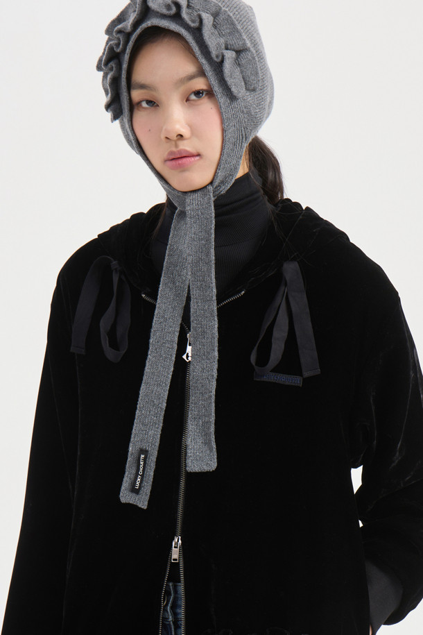 벨벳 프릴 후드 점퍼 (블랙)는 페미닌하고 유니크한 스타일을 연출하는 여성용 점퍼입니다. 부드러운 벨벳 소재에 두꺼운 두께감으로 따뜻함을 더하고, 프릴 디테일과 언밸런스 밑단으로 포인트를 더했습니다. 후드 디자인과 긴 소매, 집업 여밈 방식으로 편안하게 착용 가능하며, 로고 패턴 안감과 자수 와펜 장식이 고급스러움을 더합니다. 데이트룩, 모임룩 등 특별한 날, 또는 클래식, 미니멀, 로맨틱한 스타일을 연출하고 싶을 때 적합합니다.
