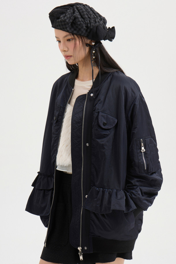 [Re-Order] [아뜰리에] 러플 디테일 하프 점퍼 (다크 네이비)는 산책룩과 봄 소풍룩에 어울리는 여성용 아우터입니다. 다크 네이비 컬러의 무지 디자인으로, 캐주얼, 미니멀, 클래식 스타일을 연출하기 좋습니다. 부드러운 촉감의 나일론 소재로 제작되었으며, 힙 기장의 코쿤핏으로 편안하게 착용할 수 있습니다. 지퍼형 여밈 방식에 긴 소매, 블루종 코트 타입으로 디자인되었으며, 러플 디테일, 파카링 봉제, 미니 포켓, 플라켓 디자인, 은은한 광택감이 특징입니다. 봄, 가을 시즌에 활용하기 좋은 보통 두께의 점퍼입니다.
