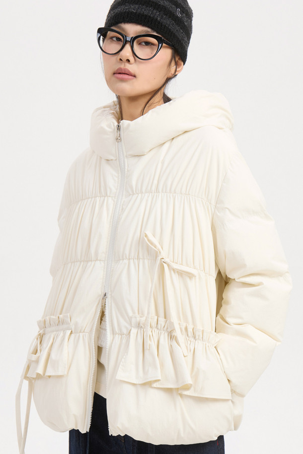 아이보리 컬러의 리본 후디 다운 점퍼는 페미닌하고 발랄한 무드를 연출합니다. 셔링, 프릴, 리본 디테일이 여성스러운 포인트를 더하며, 볼륨감 있는 후드와 샤이니한 안감으로 고급스러움을 더했습니다. 부드러운 촉감의 나일론, 스판 혼방 소재와 두꺼운 두께감으로 따뜻함을 선사하며, 투웨이 지퍼와 루즈핏 디자인으로 편안한 착용감을 제공합니다. 데이트룩, 모임룩, 미니멀, 클래식 스타일을 즐겨 입는 여성분들께 겨울철 필수 아이템입니다.
