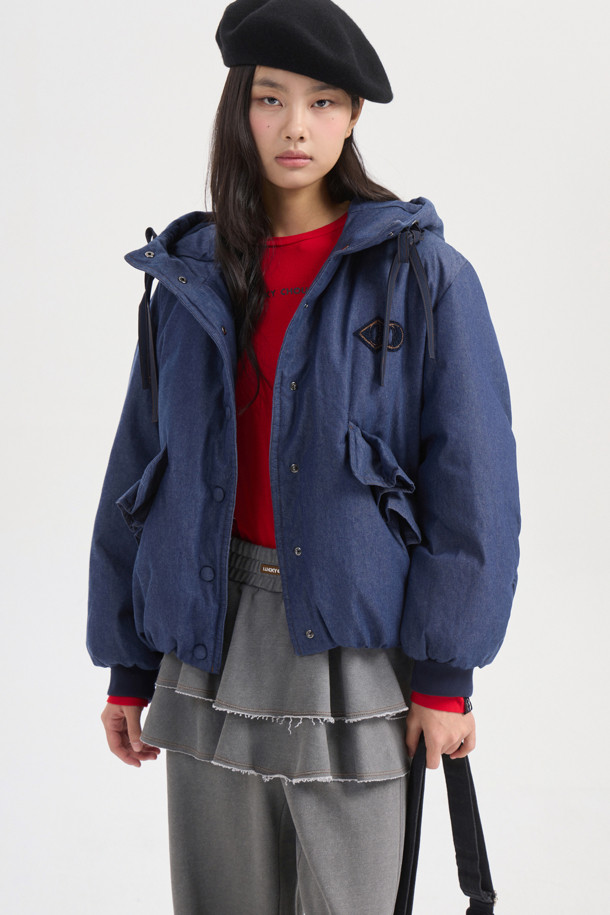 데님 구스다운 후디 점퍼 (블루)는 여성스러운 무드와 스포티한 스타일을 동시에 연출하는 아우터입니다. 두꺼운 데님 소재에 구스다운 충전재를 사용하여 보온성을 높였으며, 허리 아래 기장의 루즈핏으로 편안하게 착용할 수 있습니다. 소매는 니트 시보리로 마감하고 밑단에 밴딩을 더해 활동성을 더했습니다. 둥근 실루엣과 스트링 디테일이 돋보이는 겨울철 필수 아이템입니다. 스냅 여밈 방식으로 간편하게 착용 가능하며, 일상복으로 활용하기 좋습니다.
