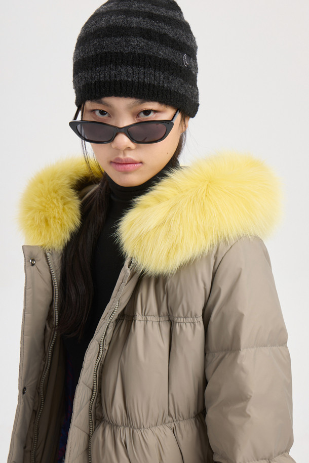 라이트 카키 색상의 폭스 퍼 후드 구스다운 코트는 겨울철 캐주얼 스타일을 완성하는 여성 아우터입니다. 탈부착 가능한 리얼 폭스퍼 후드가 고급스러운 분위기를 더하며, 허리와 밑단의 스트링 조절로 사이즈를 맞춤 조절할 수 있습니다. 겉감은 부드러운 촉감의 나일론 소재이며, 안감은 로고 패턴으로 포인트를 주었습니다. 맥시 기장의 두꺼운 구스다운 코트로 보온성을 높였으며, 지퍼와 스냅 여밈 방식으로 깔끔하게 착용 가능합니다. 여행룩, 캠핑룩 등 다양한 TPO에 미니멀, 클래식 스타일로 활용하기 좋습니다.
