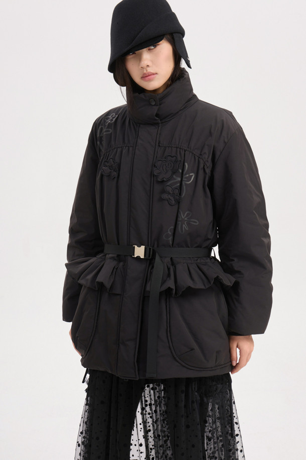 [Atelier] 옵션 벨트 다운 점퍼 (블랙)는 겨울철 여성의 우아함과 캐주얼함을 동시에 만족시키는 아우터입니다. 부드러운 나일론 소재와 두꺼운 두께감으로 따뜻함을 선사하며, 오버핏 디자인과 셔링, 패치워크, 러플 디테일이 페미닌한 무드를 더합니다. 옵션 벨트와 스트링 조절 기능으로 다양한 스타일 연출이 가능하며, 구스다운 충전재로 보온성을 극대화했습니다. 출근룩과 모임룩은 물론 미니멀, 클래식 스타일까지 소화 가능한 활용도 높은 벨티드 다운 점퍼입니다.
