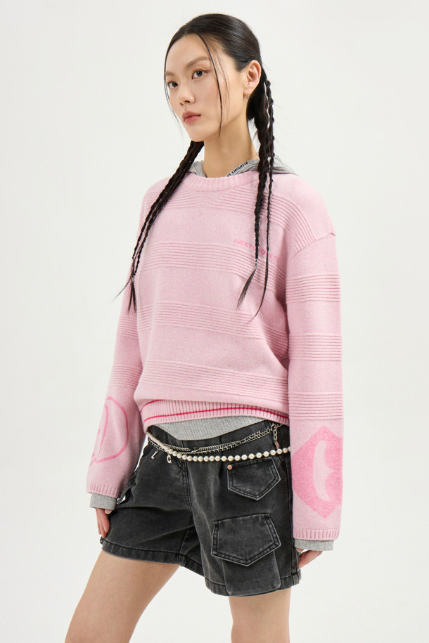 LUCKY CHOUETTE - 스웨터 - Sleeve Emblem Printed Kni Pullover (light pink)