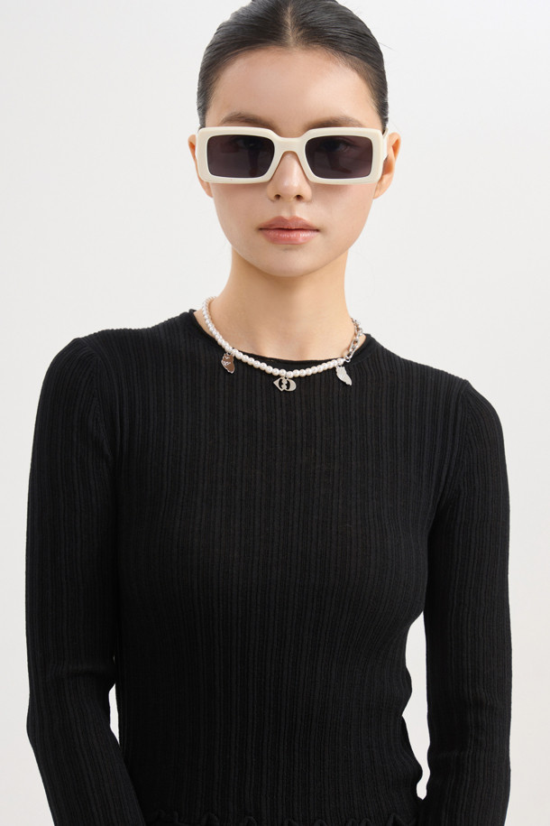 슬림 핏 립 니트 풀오버 (블랙)는 여성스러움을 강조하는 클래식하고 우아한 스타일의 니트입니다. 부드러운 울과 비스코스 혼방 소재로 제작되어 뛰어난 착용감을 선사하며 봄, 가을, 겨울에 활용하기 좋습니다. 라운드넥에 슬림핏으로 디자인되어 날씬한 실루엣을 연출하며, 소매 끝단 플레어 디자인과 배색 트리밍으로 포인트를 더했습니다. 일상, 데이트룩, 카페룩, 모임룩 등 다양한 TPO에 매치할 수 있으며, 이너 탑으로 활용하여 시크하고 미니멀한 스타일을 완성할 수 있습니다.
