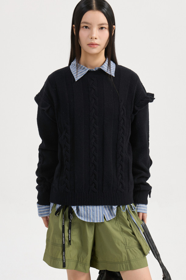 엔트리 케이블 니트 풀오버 (블랙)는 여성 의류로, 가을과 겨울에 따뜻하게 착용할 수 있는 상의입니다. 캐주얼하고 유니크한 스타일을 연출하며, 루즈핏의 라운드넥 디자인과 긴소매, 두꺼운 두께감으로 포근함을 더했습니다. 울 혼방 소재로 제작되어 부드러운 촉감을 느낄 수 있으며, 케이블 패턴과 프릴 디테일이 특징입니다. 겨울 데일리룩, 집콕룩, 동네 마실룩 등 다양한 TPO에 활용 가능하며, 니트 쇼츠와 함께 세트 착용하여 스타일리시하게 연출할 수 있습니다.
