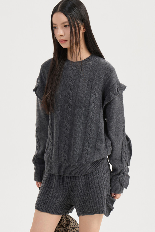 Entry 케이블 니트 풀오버 (멜란지 그레이)는 여성스러운 실루엣을 연출하는 울 혼방 소재의 두꺼운 케이블 니트 스웨터입니다. 멜란지 그레이 컬러에 라운드넥 디자인, 루즈핏으로 편안한 착용감을 선사하며, 긴 소매와 프릴 디테일이 특징입니다. 가을, 겨울 시즌 데이트룩, 카페룩, 데일리룩에 활용하기 좋으며, 니트 쇼츠와 세트 구성으로 더욱 유니크하게 연출할 수 있습니다. 캐주얼, 클래식, 미니멀 스타일을 즐겨 입는 분들께 추천합니다.
