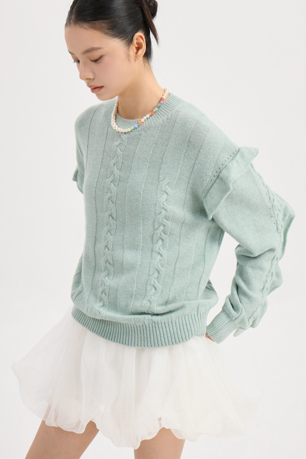 엔트리 케이블 니트 풀오버 (민트)는 부드러운 울 혼방 원사로 제작되어 포근한 착용감을 선사합니다. 라운드넥 디자인에 루즈핏으로 편안하게 착용 가능하며, 클래식하고 유니크한 분위기를 연출합니다. 케이블 패턴과 프릴 디테일이 돋보이며, 봄, 가을, 겨울 시즌에 활용하기 좋습니다. 데이트룩, 카페룩, 겨울 데일리룩 등 다양한 TPO에 어울리는 아이템으로, 니트 쇼츠와 세트 연출도 가능합니다. 미니멀, 클래식, 캐주얼 스타일을 즐겨 입는 여성분들께 추천합니다.
