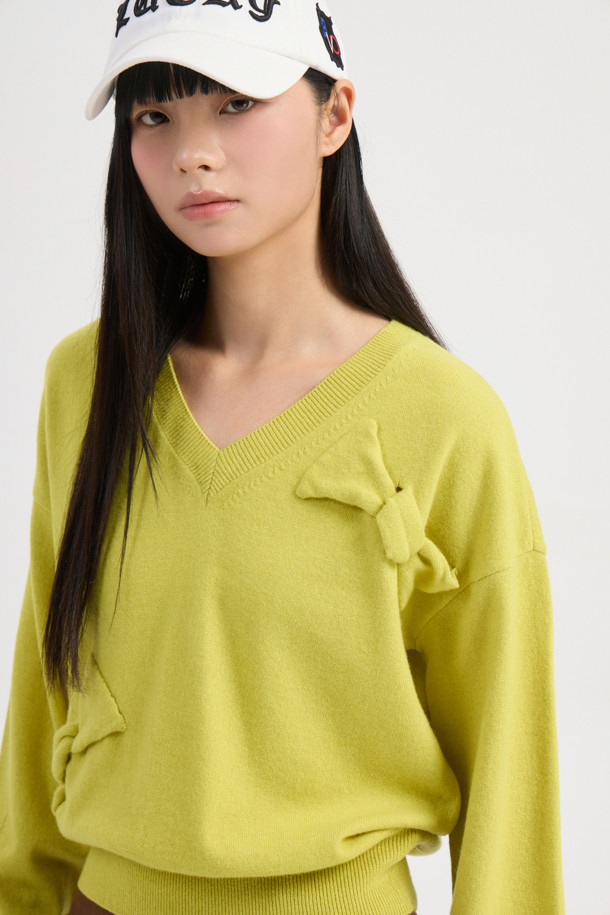 암보 리본 니트 풀오버 (라임)는 오버핏으로 제작되어 편안하면서도 유니크한 스타일을 연출합니다. 가을, 겨울 시즌에 어울리는 두꺼운 두께감과 부드러운 촉감의 울, 면 혼방 소재로 따뜻함을 선사합니다. 라운드넥 디자인에 볼륨감 있는 조직과 니팅 리본 디테일이 더해져 로맨틱하면서도 캐주얼한 무드를 자아냅니다. 데이트룩, 카페룩은 물론 겨울 데일리룩까지, 다양한 스타일을 소화하며 아우터 이너로도 활용 가능합니다. 플레어 스커트와 세트 구성으로 더욱 사랑스러운 룩을 완성할 수 있습니다.
