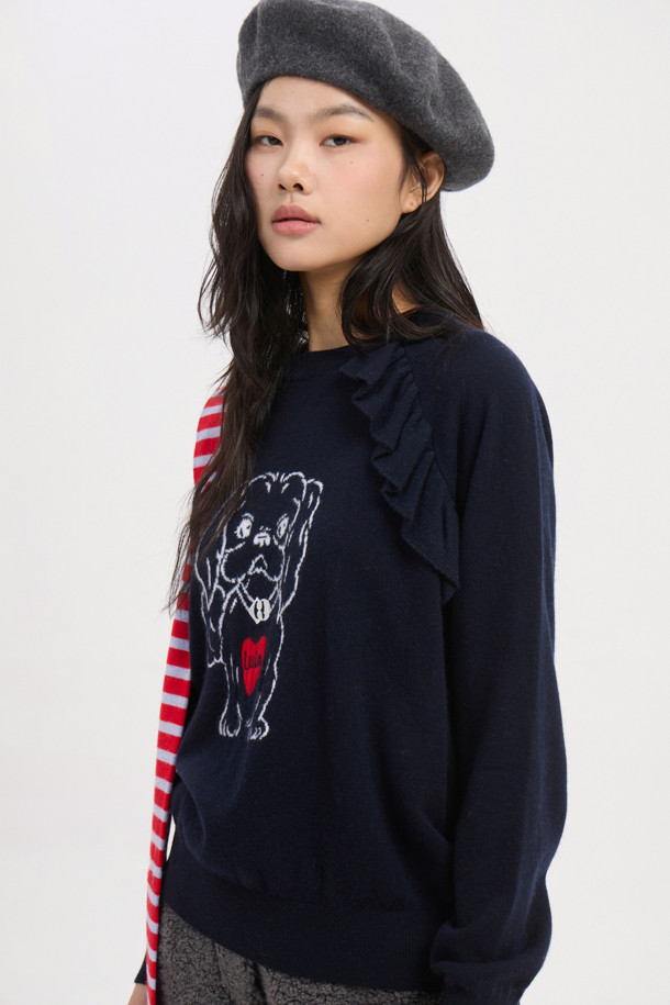 **Lulu Point 프릴 니트 풀오버 (다크 네이비)**

캐주얼, 클래식, 미니멀 스타일을 모두 아우르는 여성용 니트 풀오버입니다. 부드러운 울, 캐시미어, 나일론 혼방 소재로 제작되어 가을과 겨울에 따뜻하게 착용할 수 있습니다. 럭키 루루 캐릭터 자카드 패턴과 프릴 디테일이 사랑스러운 포인트를 더합니다. 래글런 소매의 루즈핏 라운드넥 디자인으로 편안한 착용감을 선사하며, 모임룩으로도 활용하기 좋습니다. 다크 네이비 컬러로 어떤 하의와도 쉽게 매치할 수 있습니다.
