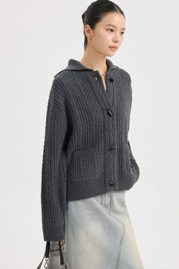 멜란지 그레이 컬러의 Entry 케이블 니트 가디건입니다. 부드러운 울 소재로 제작되어 가을, 겨울에 따뜻하게 착용할 수 있습니다. 클래식하고 캐주얼한 스타일을 모두 소화하며, 루즈핏과 브이넥 디자인으로 편안함을 더했습니다. 토글 단추 디테일과 럭키 로고, 스트라이프 느낌의 케이블 & 립 패턴 조직감이 특징입니다. 데이트룩, 카페룩, 겨울 데일리룩 등 다양한 TPO에 활용 가능하며, 스타일리시한 미니멀룩을 연출할 수 있습니다.
