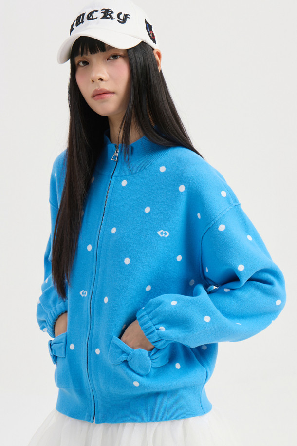 도트 집업 니트 가디건 (블루)은 캐주얼, 미니멀, 로맨틱 스타일을 즐기는 여성들을 위한 아이템입니다. 봄, 가을에 어울리는 이 니트 가디건은 부드러운 촉감의 니트 소재로 제작되었으며, 루즈핏으로 편안한 착용감을 선사합니다. 도트 패턴과 드롭 숄더, 소매 이밴드, 포켓 리본 디테일이 디자인의 특징이며, 데이트룩과 봄 소풍룩에 매치하기 좋습니다. 중간 두께의 집업 스타일로 간절기 날씨에 유용하며, 일상복으로 활용하기 좋습니다.
