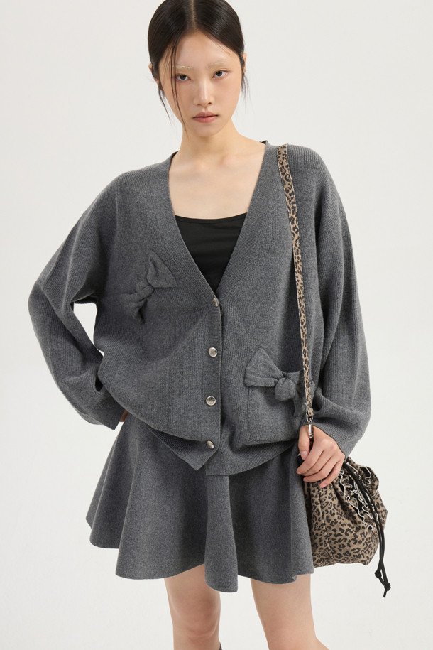 [Re-Order] Ambo 리본 니트 가디건 (멜란지 그레이)는 가을과 겨울에 즐겨 입기 좋은 여성용 니트 가디건입니다. 멜란지 그레이 컬러에 울과 코튼 혼방 소재로 제작되어 부드러운 촉감을 선사하며, 루즈핏으로 편안하게 착용할 수 있습니다. 클래식과 캐주얼 무드를 넘나드는 디자인으로, 입체적인 니팅 리본 디테일과 금속 단추, 주머니 디테일이 특징입니다. 데이트룩, 카페룩, 겨울 데일리룩 등 다양한 TPO에 활용 가능하며, 타이트한 이너와 데님 하의와 함께 스타일리시하게 연출하거나 오버핏 아우터 안에 레이어드하여 따뜻하게 입을 수 있습니다.
