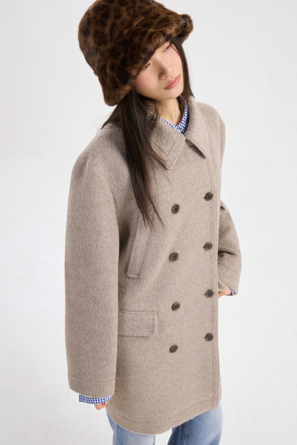 럭키슈에뜨의 Chouetties (슈에티스) 하프 더블 코트는 멜란지 베이지 컬러의 여성용 코트입니다. 캐주얼한 스타일로, 가을과 겨울에 착용하기 좋으며, 루즈핏으로 편안함을 더했습니다. 울 소재에 두꺼운 두께감으로 따뜻함을 유지하며, 안감이 있어 착용감을 높였습니다. 더블 버튼 여밈 방식과 4개의 포켓, 긴 소매 디자인이 특징이며, 출근룩, 클래식, 미니멀, 캐주얼 스타일을 연출하기 좋습니다.
