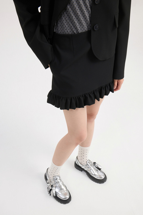 럭키슈에뜨(LUCKY CHOUETTE)의 프릴 헴 미니 스커트(black)입니다. 캐주얼한 무드의 블랙 미니스커트로, H라인 핏과 로우라이즈 디자인이 특징입니다. 폴리에스테르 소재로 제작되어 사계절 내내 편안하게 착용할 수 있으며, 프릴 밑단 디테일이 여성스러운 포인트를 더합니다. 사이드 지퍼로 간편하게 여닫을 수 있으며, 데이트룩, 쇼핑룩 등 다양한 TPO에 활용 가능합니다. 레이어드 스타일링을 통해 미니멀, 클래식 룩을 연출할 수 있습니다.
