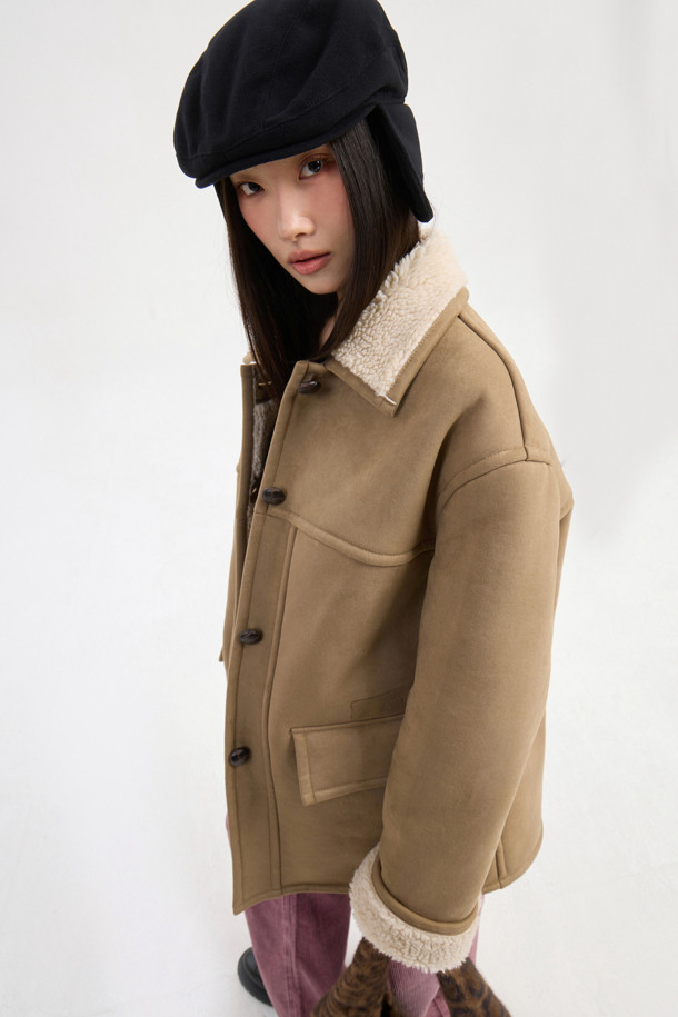 럭키슈에뜨 Chouetties (쇼티스) Fake Mustang (베이지)는 여성스러운 캐주얼 스타일을 연출하는 무스탕입니다. 스웨이드와 덤블 소재의 조화로 포근하고 부드러운 촉감을 선사하며, 두꺼운 두께감으로 따뜻하게 착용할 수 있습니다. 넉넉한 루즈핏과 스탠다드핏 디자인으로 편안한 착용감을 제공하며, 하프 기장으로 다양한 하의와 매치하기 좋습니다. 아웃포켓 디테일과 로고 엠보 포인트가 디자인의 포인트를 더하며, 가을과 겨울 시즌 데일리룩에 활용하기 좋습니다. 베이지 컬러는 미니멀하고 클래식한 분위기를 연출합니다.
