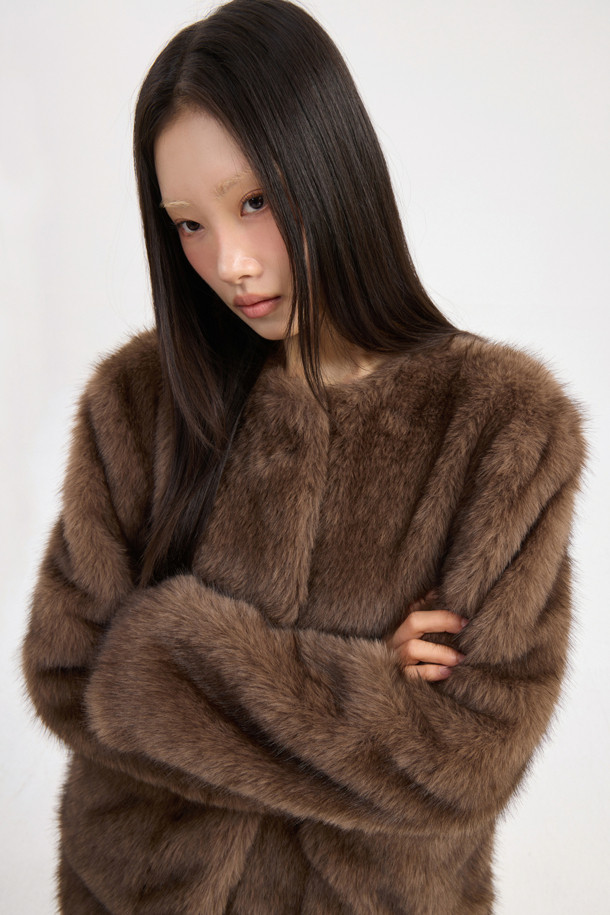 럭키슈에뜨의 슈에티스 페이크 퍼 재킷(브라운)은 출근룩, 오피스룩, 비즈니스 캐주얼에 어울리는 아이템입니다. 클래식, 미니멀, 시크한 스타일을 연출하기에 적합하며, 부드러운 페이크 퍼 소재가 고급스러운 분위기를 더합니다. 브라운 컬러는 따뜻하고 세련된 느낌을 주어 다양한 옷차림에 코디하기 좋습니다. 럭키슈에뜨만의 감각적인 디자인으로, 겨울철 스타일링에 포인트를 더해보세요. 페이크 퍼 재킷으로 시크하고 따뜻한 겨울을 완성하세요.
