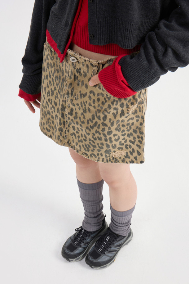 Chouetties by LUCKY CHOUETTE(슈에티 바이 럭키슈에뜨) 레오파드 미니 데님 스커트 (베이지)는 캐주얼과 빈티지 무드를 동시에 연출할 수 있는 여성용 미니스커트입니다. 사계절 활용 가능한 데님 소재의 H라인 핏으로, 로우라이즈 디자인이 특징입니다. 베이지 컬러 바탕에 레오파드 패턴이 돋보이며, 스톤 워싱과 데미지 디테일, 로고 캔톤, 리벳 장식, 레터링 자수 등의 디테일이 더해져 유니크한 매력을 선사합니다. 데이트룩과 쇼핑룩에 어울리는 캐주얼, 클래식, 미니멀 스타일의 아이템입니다.
