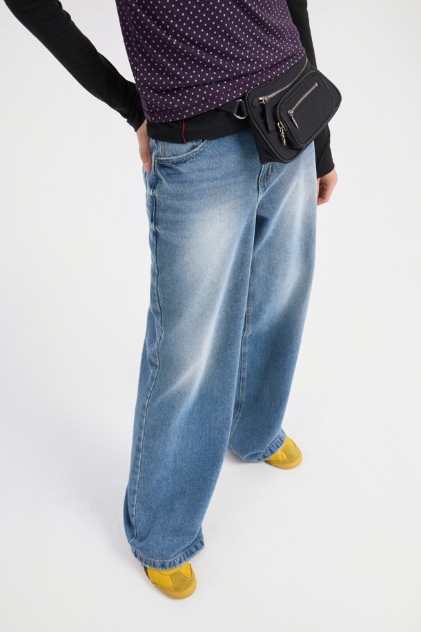 럭키슈에뜨(LUCKY CHOUETTE)의 워싱 와이드 데님 팬츠 (블루)는 캐주얼하고 빈티지한 스타일을 연출하기에 좋은 아이템입니다. 봄, 가을에 어울리는 맥시 기장의 데님 팬츠로, 럭키슈에뜨 로고 캔톤과 리벳 디테일이 돋보입니다. 뒷면에는 슈에띠즈 레터링 자수가 새겨져 있으며, 빈티지 워싱과 사이드 도밍고 워싱으로 포인트를 더했습니다. 와이드 핏으로 편안한 착용감을 제공하며, 동네 마실룩이나 쇼핑룩에 매치하기 좋습니다. 데님 소재 특유의 자연스러운 멋을 살린 이 바지는 레트로 무드를 즐기는 분들께 추천합니다.
