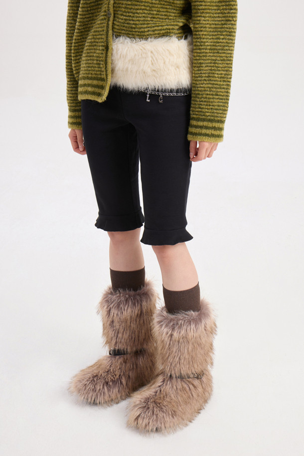 LUCKY CHOUETTE (럭키슈에뜨)의 Frill Point 바이커 쇼츠(블랙)입니다. 허리 밴딩으로 편안한 착용감을 선사하며, 옆 라인 지퍼 디테일로 포인트를 더했습니다. 면, 폴리에스터 혼방 소재로 제작되어 봄, 여름 시즌에 적합하며, 슬림핏 디자인으로 여성스러운 실루엣을 연출합니다. 허리와 밑단 러플 디테일과 러플 끝단의 자수 처리가 돋보이는 제품입니다. 데이트룩, 모임룩 등 다양한 TPO에 미니멀, 걸리시, 로맨틱한 스타일을 더해 활용할 수 있습니다.
