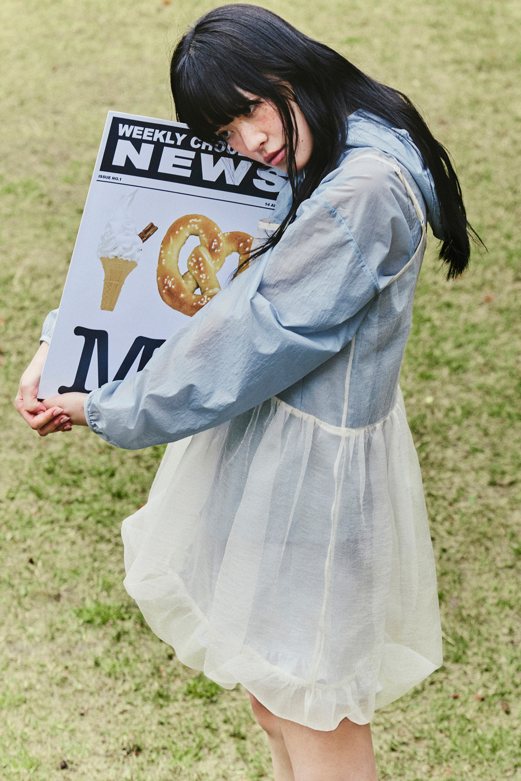 럭키슈에뜨의 Chouetties 프릴 숏팬츠 (실버)는 여성스러운 무드를 연출하는 숏 기장의 프릴 숏팬츠입니다. 은은한 광택감이 돋보이는 사틴 소재에 도트 무늬가 더해져 로맨틱하면서도 미니멀한 스타일을 완성합니다. 밑단 러플 디테일로 포인트를 더했으며, 루즈핏으로 편안한 착용감을 선사합니다. 데이트룩, 카페룩, 휴가룩 등 다양한 TPO에 활용 가능하며, 밴딩 처리로 활동성을 높였습니다. 뒷면에는 럭키슈에뜨 라벨 장식이 돋보입니다.
