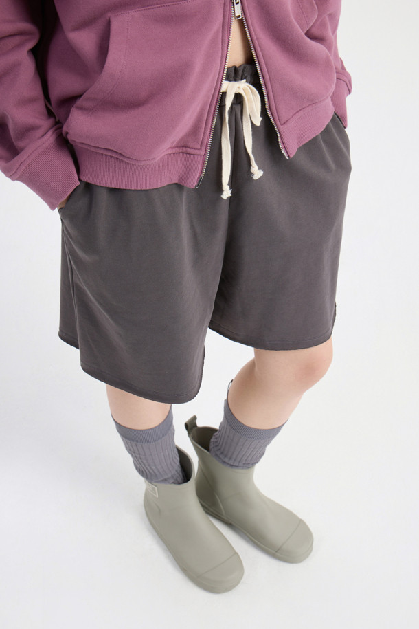 럭키슈에뜨 바이 럭키슈에뜨_이지 밴딩 그래픽 쇼츠 (그레이)는 편안하고 스타일리시한 여름을 위한 여성 숏팬츠입니다. 부드러운 면 소재에 루즈핏으로 제작되어 활동성을 높였으며, 캐주얼한 스타일을 연출합니다. 허리 밴딩과 스트링으로 편안한 착용감을 제공하며, 뒷면과 밑단에 럭키슈에뜨만의 그래픽 프린트와 자수 디테일을 더해 포인트를 주었습니다. 동네 마실룩, 휴가룩, 바캉스룩 등 다양한 TPO에 활용하기 좋으며, 캐주얼, 미니멀, 리조트 스타일을 즐기는 분들께 추천합니다.
