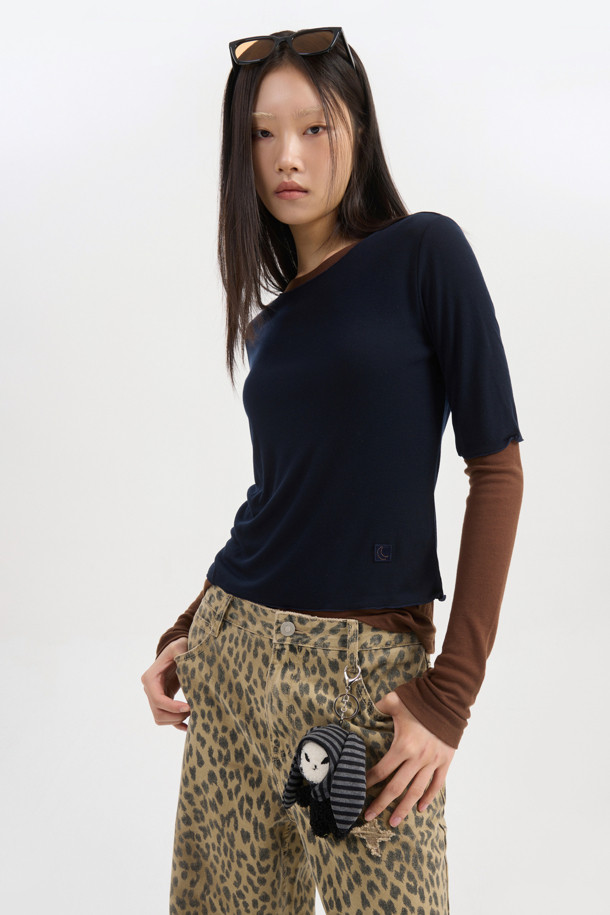 럭키슈에뜨(LUCKY CHOUETTE)의 Chouetties 레이어드 네이비 긴팔 티셔츠입니다. 캐주얼 및 미니멀 스타일을 추구하는 분들을 위한 베이직 아이템으로, 데이트룩과 카페룩에 잘 어울립니다. 부드러운 레이온과 폴리에스터 혼방 소재로 제작되었으며, 슬림핏 라운드넥 디자인입니다. 언밸런스 기장에 럭키 크레센트 문(Crescent Moon) 와펜 자수 디테일이 특징이며, 단독 또는 레이어드하여 다양한 스타일을 연출할 수 있습니다. 봄, 가을, 겨울, 세 계절 모두 활용 가능하며, 편안한 착용감을 선사합니다.
