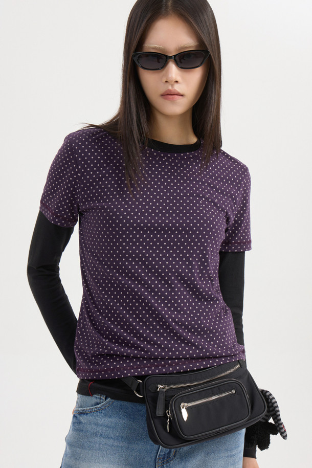 Chouetties by LUCKY CHOUETTE(슈에티 바이 럭키슈에뜨) 도트 패턴 반소매 티셔츠 (퍼플)는 부드러운 촉감의 폴리에스테르와 레이온 혼방 소재로 제작되었습니다. 라운드넥에 슬림핏 디자인으로, 봄, 여름 시즌 캐주얼하고 미니멀한 스타일을 연출하기 좋습니다. 얇은 두께감과 신축성 있는 소재는 편안한 착용감을 선사하며, 도트 패턴과 레터링 디테일이 포인트입니다. 데이트룩이나 포인트 착장용으로 레이어드하여 다양한 스타일을 시도해 보세요.
