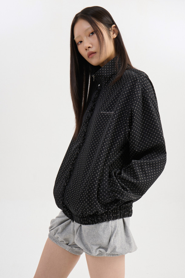 LUCKY CHOUETTE (럭키슈에뜨)의 도트 패턴 프릴 포인트 점퍼는 블랙 컬러의 여성용 아우터입니다. 가볍고 부드러운 나일론 소재로 제작되어 봄, 가을 간절기에 착용하기 좋습니다. 지퍼형 여밈 방식과 루즈핏 디자인으로 편안한 착용감을 선사하며, 프릴 디테일과 레터링 프린트가 돋보입니다. 소매와 밑단 밴딩 처리로 활동성을 높였으며, 슈롱이 파우치 세트가 포함되어 실용적입니다. 캐주얼, 미니멀, 걸리시 스타일을 즐기는 분들께 동네 마실룩, 쇼핑룩, 봄 소풍룩으로 추천합니다.
